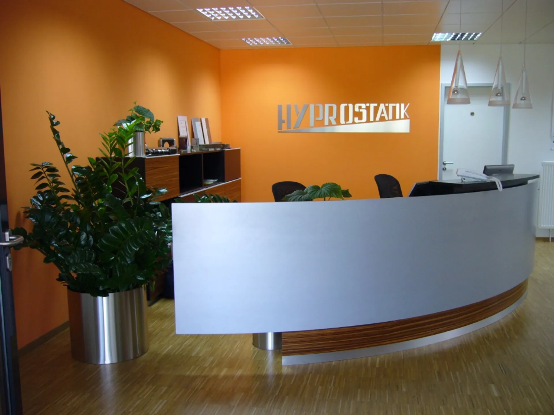 Empfangstheke als Objektmöbel – Schreinerarbeit Klaus & Klaus im Allgäu