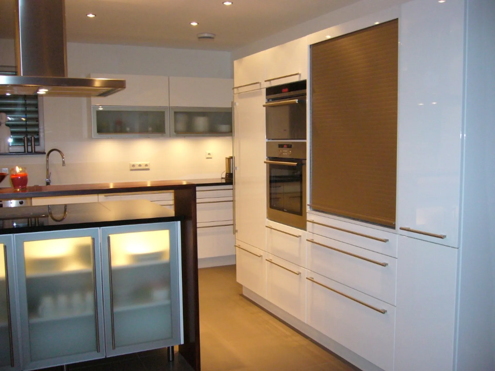 Weiße Einbauküche mit Kochinsel – Küchenbau Schreinerei Klaus & Klaus Leutkirch