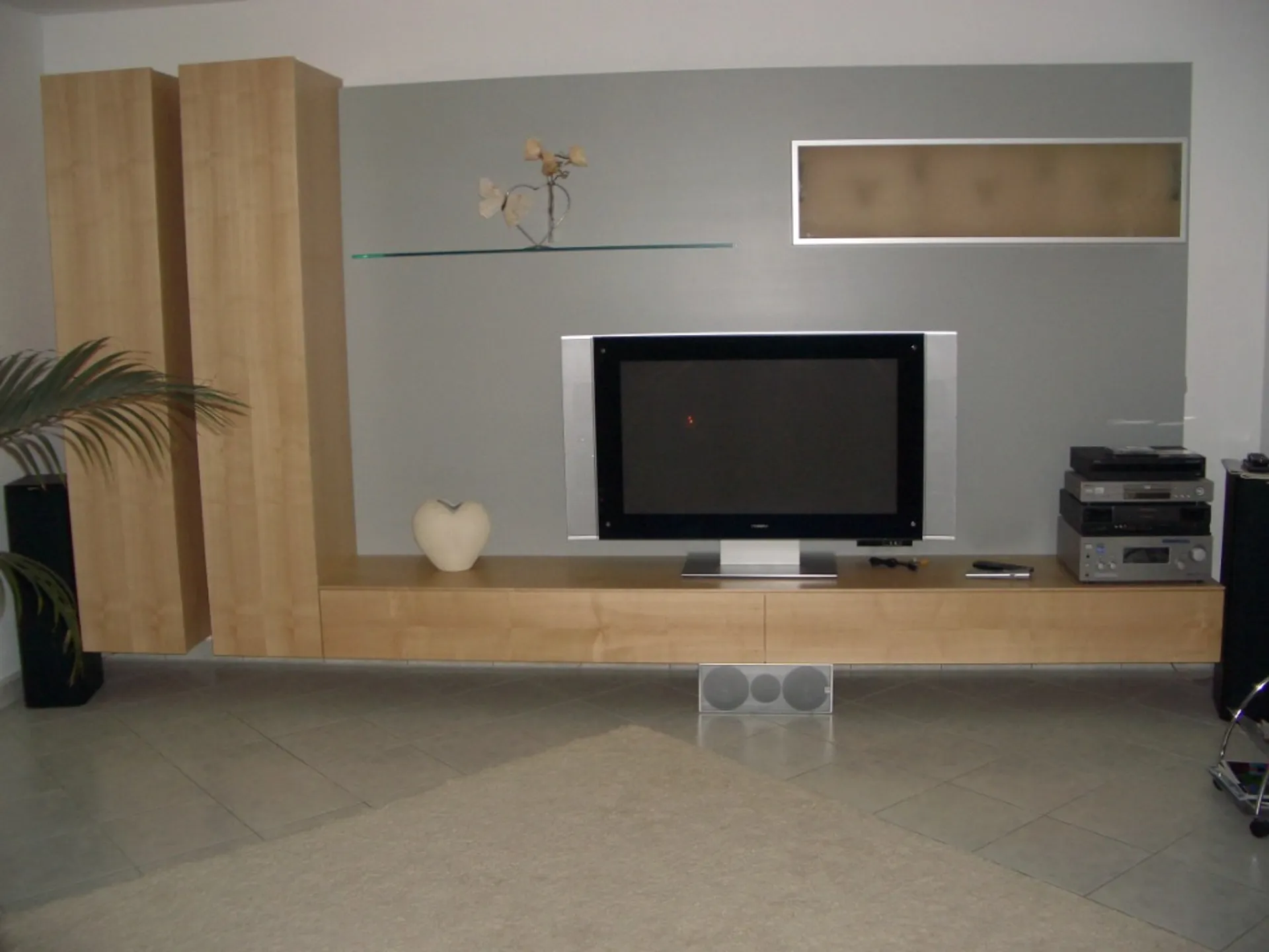 Maßmöbel Wohnwand in hellem Eichenholz – Innenausbau von Klaus & Klaus Leutkirch